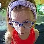 Clothing, Lunettes, Nez, Lip, Vision Care, Eyewear, Headgear, Cap, Cool, Happy, Herbe, Electric Blue, Headband, Fun, Personal Protective Equipment, Selfie, Bambin, Hair Accessory, Fashion Accessory, Brown Hair, Personne