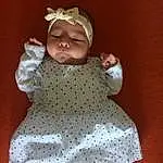 Dress, One-piece Garment, Baby & Toddler Clothing, Sleeve, Textile, Rose, Baby, Bambin, Cap, Day Dress, Pattern, Fashion Accessory, Headband, Baby Products, Headpiece, Embellishment, Vintage Clothing, Poil, Assis, Linens, Personne, Headwear