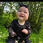 Visage, Sourire, Head, Plante, Fleur, Yeux, People In Nature, Human Body, Baby & Toddler Clothing, Arbre, Flash Photography, Happy, Herbe, Bambin, Baby, Pelouse, Enfant, T-shirt, Assis, Personne, Headwear