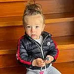 Hair, Visage, Joue, Peau, Yeux, Jambe, Flash Photography, Sleeve, Bois, Baby & Toddler Clothing, Happy, Bambin, Knee, Hardwood, Human Leg, Blond, Brown Hair, Thigh, Assis, Personne