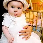 Joue, Peau, Lip, Coiffure, Yeux, Facial Expression, Blanc, Green, Chapi Chapo, Dress, Human Body, Flash Photography, Sleeve, Baby & Toddler Clothing, Gesture, Happy, Rose, Baby, Bambin, Day Dress, Personne, Headwear
