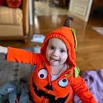 Sourire, Orange, Human Body, Pumpkin, Happy, Baby, Calabaza, Bambin, Arbre, Baby & Toddler Clothing, Bois, Fun, Gourd, Personal Protective Equipment, Vegetable, Glove, Jack-o-lantern, Leisure, Assis, Personne, Headwear