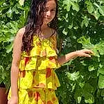 Joint, One-piece Garment, Green, Jambe, People In Nature, Plante, Sleeve, Waist, Street Fashion, Day Dress, Yellow, Thigh, Herbe, Fashion Design, Knee, Black Hair, Happy, Leisure, Fashion Model, Trunk, Personne, Joy