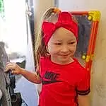 Coiffure, Shoulder, Sourire, Cap, Happy, Magenta, Fun, Enfant, Bambin, Leisure, Steering Wheel, Baby, Recreation, T-shirt, Personal Protective Equipment, Fashion Accessory, Vehicle Door, Car Seat, Beanie, Baby Products, Personne, Joy, Headwear